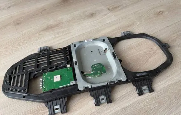 Mercedes-Benz ML W164 Aerial antenna amplifier A2518202275 2518202275