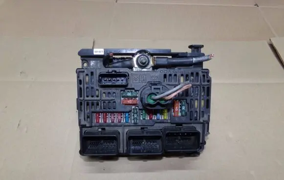 Peugeot 407 Fuse module 9658070980