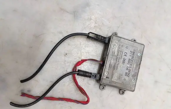 Mercedes-Benz C W203 Aerial antenna amplifier 2118200885 09702112