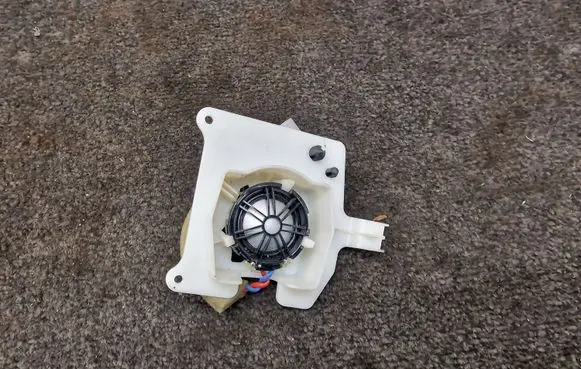 Front door high frequency speaker