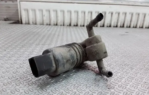 Volkswagen Golf IV Windscreen/windshield washer pump