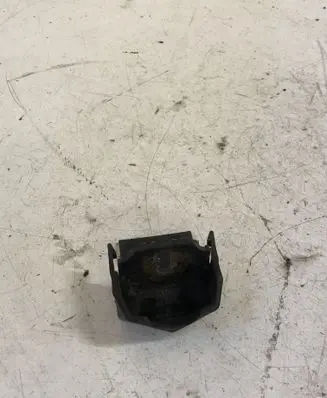 Front bumper mounting bracket