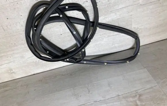 Opel Crossland X Front door rubber seal 13452150