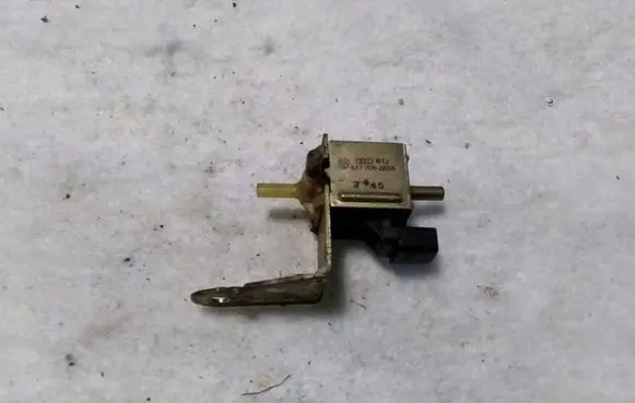 Audi A6 S6 C4 4A Turbo solenoid valve 437906283A