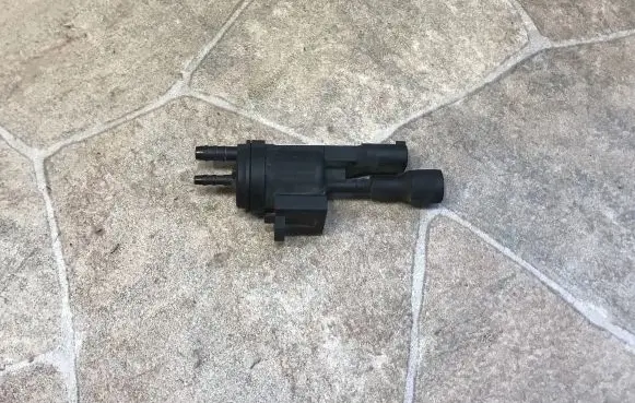 Mercedes-Benz C W204 Engine mount vacuum valve 0025401497