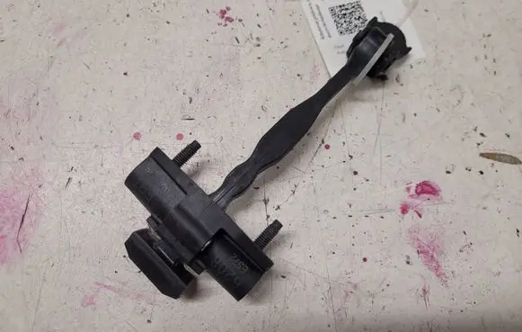 Opel Astra K Front door check strap stopper