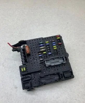 Volvo XC70 Fuse module 28017881 30728512 00006438536