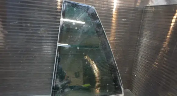 Rear vent window glass