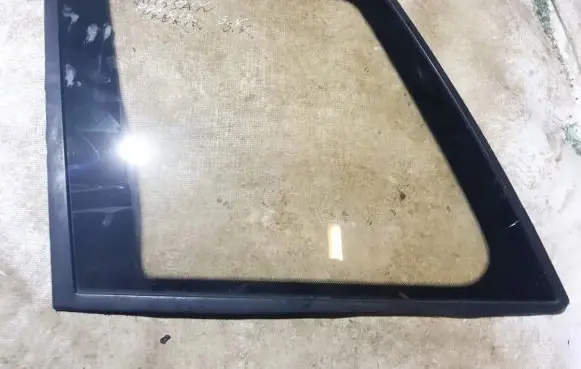 Nissan Prairie Rear side window