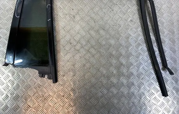 Jeep Grand Cherokee WL Rear vent window glass 