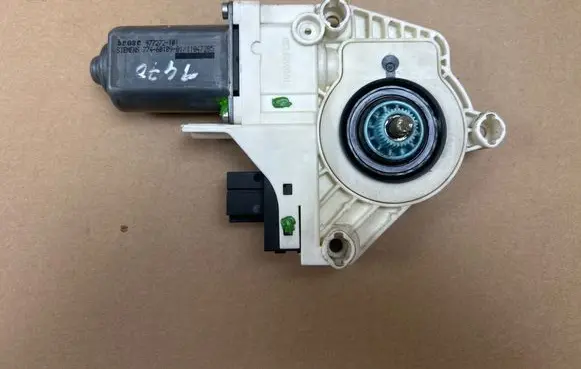 Audi A6 Allroad C6 Front door window regulator motor 4F0959802D
