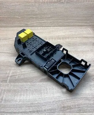 Opel Vectra C Fuse module 24443147 518777016 460023260