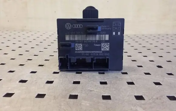 Audi Q7 4L Door control unit/module 4F0959795M 8K0959795B