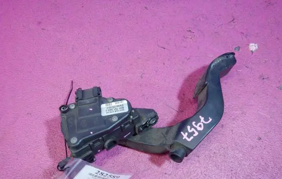 Skoda Superb B5 (3U) Accelerator throttle pedal 8D1721523J