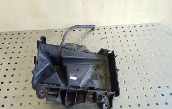 Volkswagen Polo IV 9N3 Battery tray 6Q0915331D