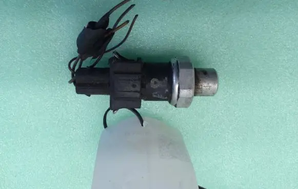 Volkswagen PASSAT B5.5 Air conditioning (A/C) pressure sensor 8D0959482B