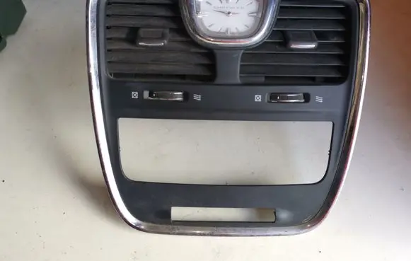 Chrysler Town & Country V Dash center air vent grill P1PE401X9AE 1PE401X9AE 56046741AA