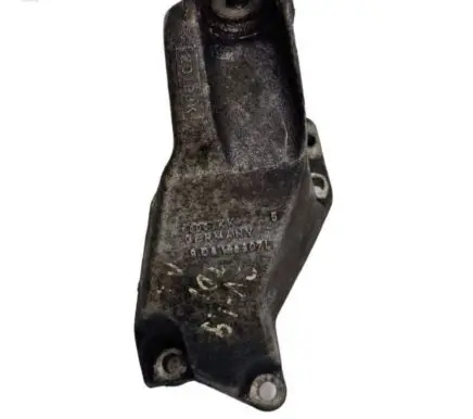 Volkswagen PASSAT B5 Engine mounting bracket 8D0199307L