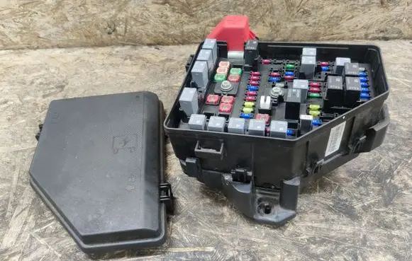 Cadillac SRX Fuse module 25822671