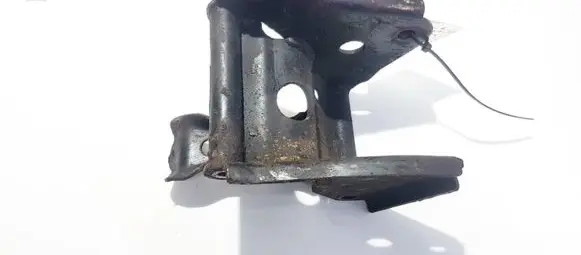Nissan Primera Engine mounting bracket