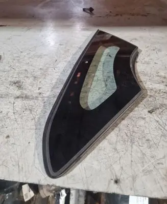 Nissan Leaf I (ZE0) Front triangle window/glass 