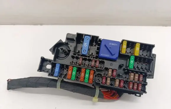 BMW X1 U11 Fuse module 8720724