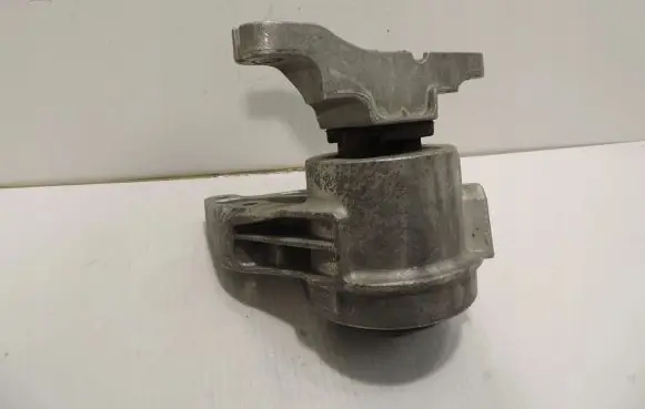 Engine mount vacuum valve