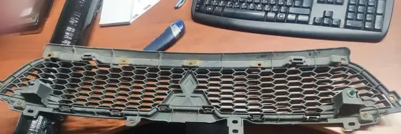 Mitsubishi Outlander Front bumper upper radiator grill 6402A198