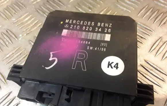 Mercedes-Benz E W210 Door control unit/module 2108203426 A2108203426
