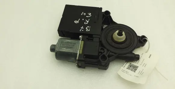 Volkswagen PASSAT B7 Front door window regulator motor 3AA959702A 3C0959792C