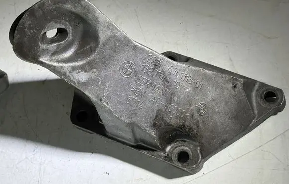 Engine mounting bracket