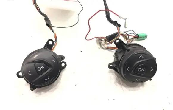 Ford Focus Steering wheel buttons/switches AM5T-14K147-BA