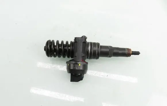 Volkswagen Golf V Fuel injector 0414720215 038130073AG