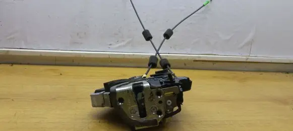 Toyota RAV 4 (XA30) Rear door lock A046693 7I1714