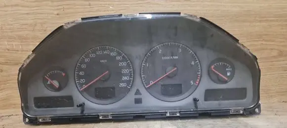 Volvo V70 Speedometer (instrument cluster) 8637996