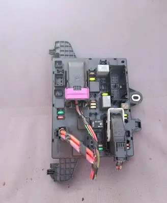 Opel Zafira C Fuse module 20957185 365927271