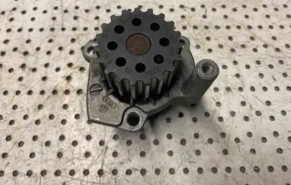 Volkswagen Caddy Water pump 03L121031B