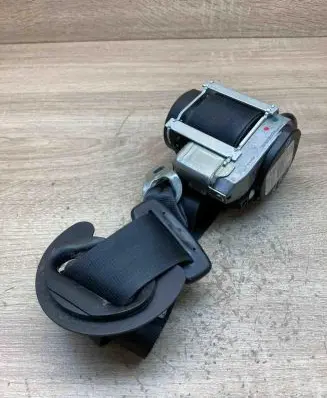 Volkswagen Golf VI Front seatbelt 617979700 1K4857706BK