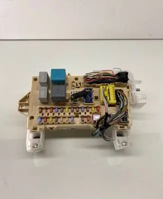 Toyota Corolla Verso AR10 Fuse module 892210F030 3430586899 05110119385401