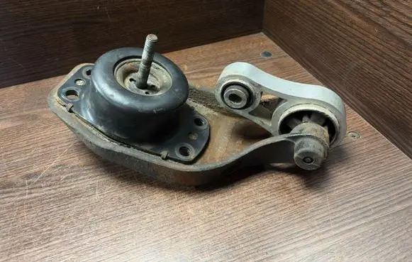 Renault Master II Engine mounting bracket 7700308756A
