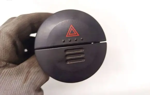 Nissan X-Trail T30 Hazard light switch 06016