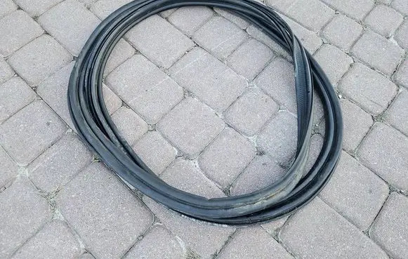 Opel Astra L Trunk rubber seal (body) 9856986580
