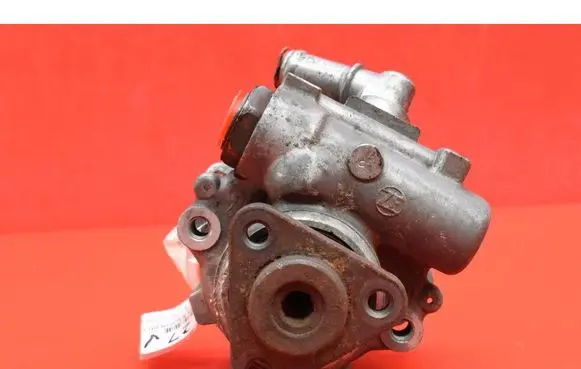 Volkswagen PASSAT B5 Power steering pump 8D0145156T