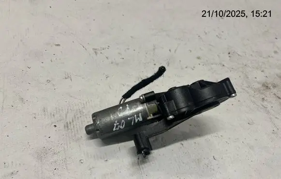 Mercedes-Benz ML W164 Seat adjustment motor 0390203212