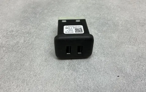 Opel Astra K USB socket connector 13587198