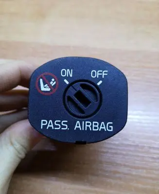 Passenger airbag on/off switch