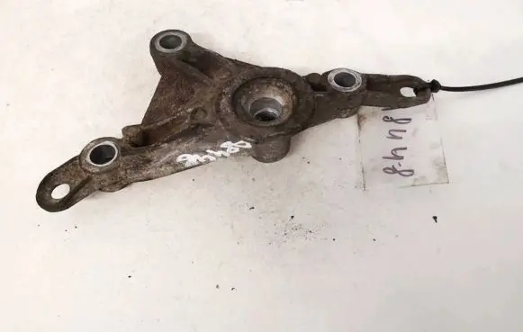Nissan Primera Engine mounting bracket