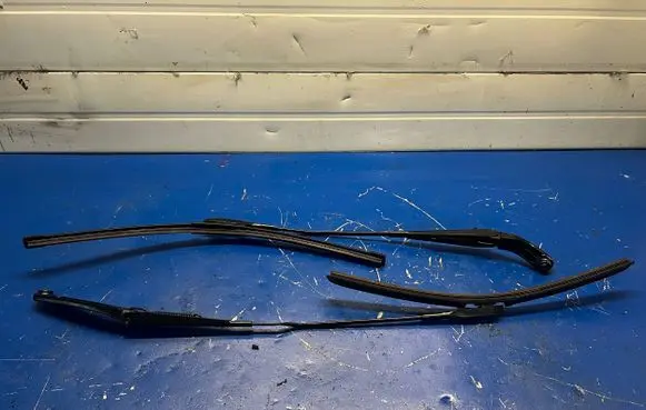 Audi A4 S4 B8 8K Front wiper blade arm 8K1955408 8K1955407