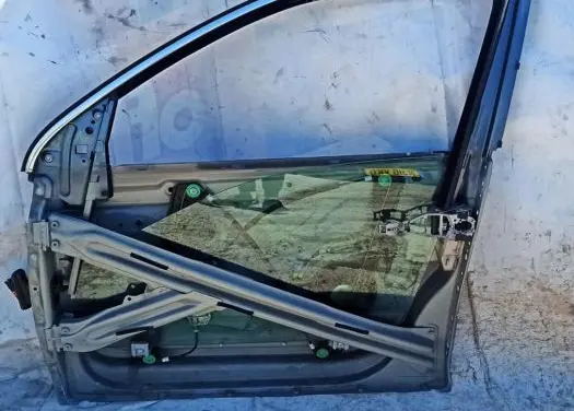 Volkswagen Jetta V Front door window/glass frame 