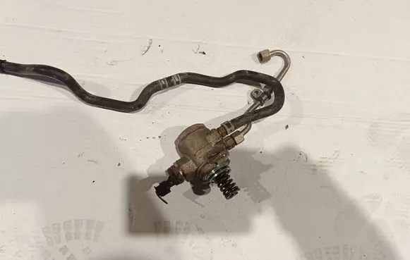 Volkswagen PASSAT B7 Fuel injection high pressure pump 03C127026J